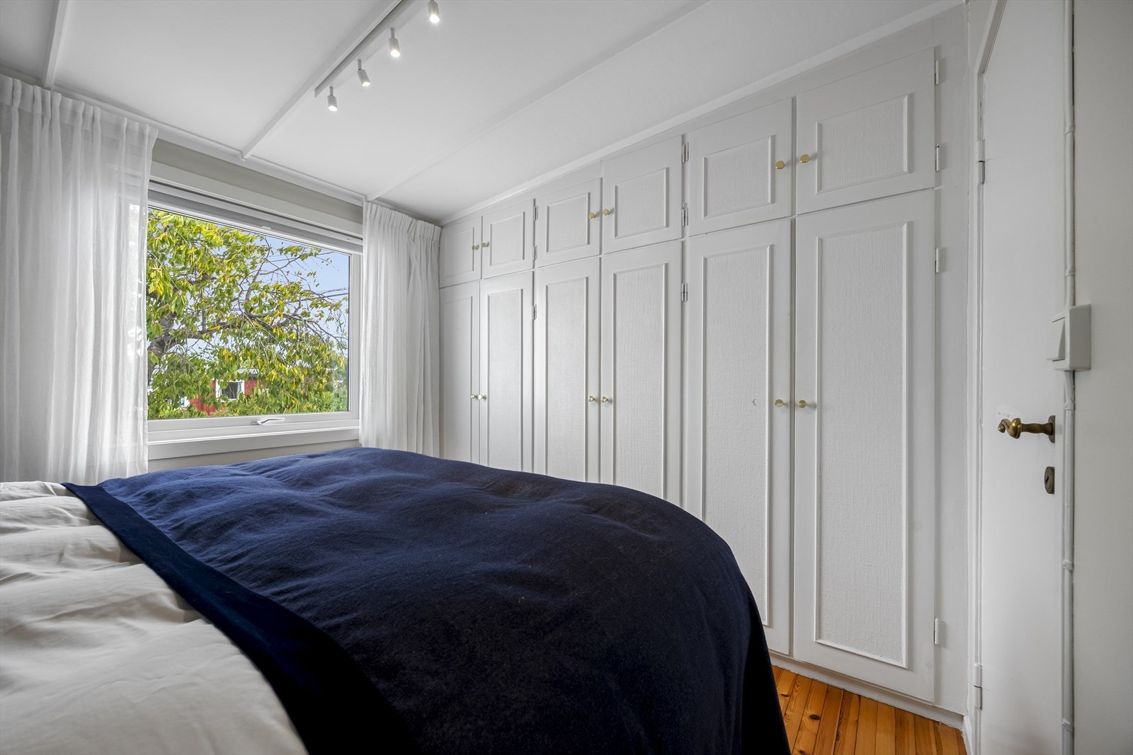 God garderobeplass på hovedsoverom. Galleribilde