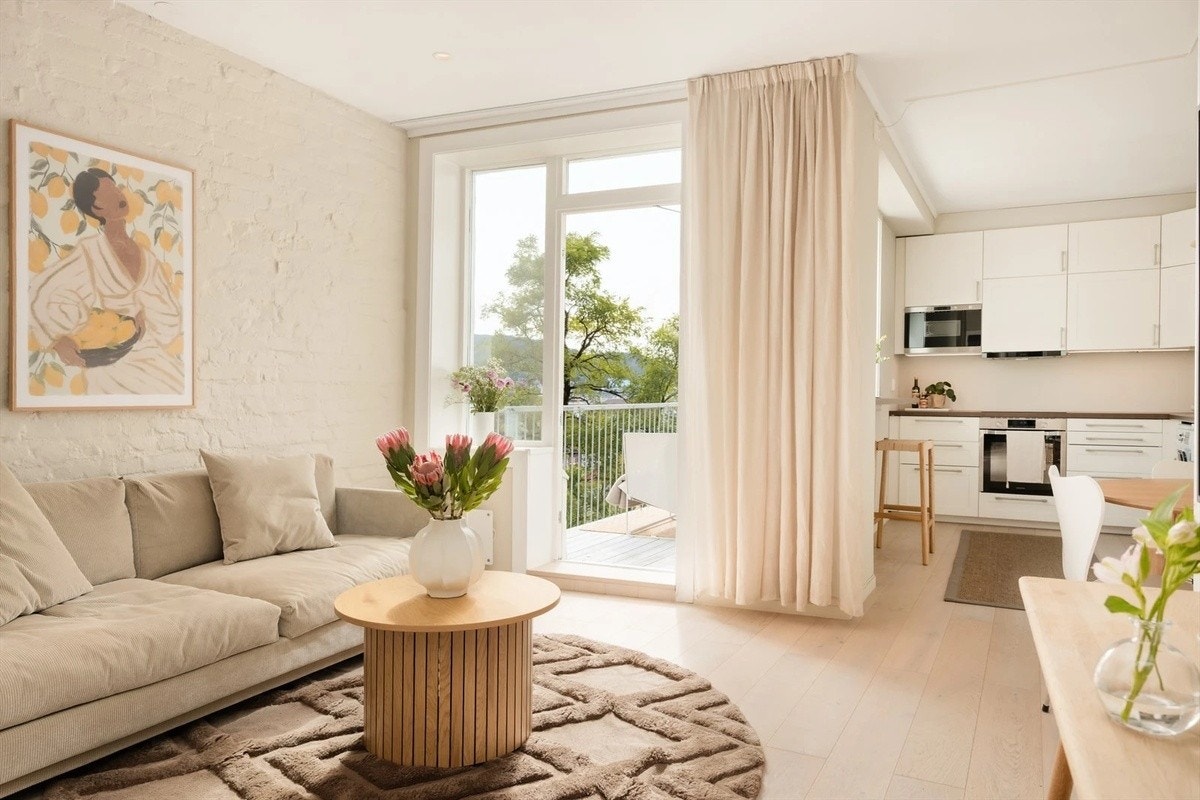 Lys og luftig stue på 24,8 m², malt i i en tidsriktig farge som komplimenteres av et flott 1-stavs parkettgulv. Galleribilde