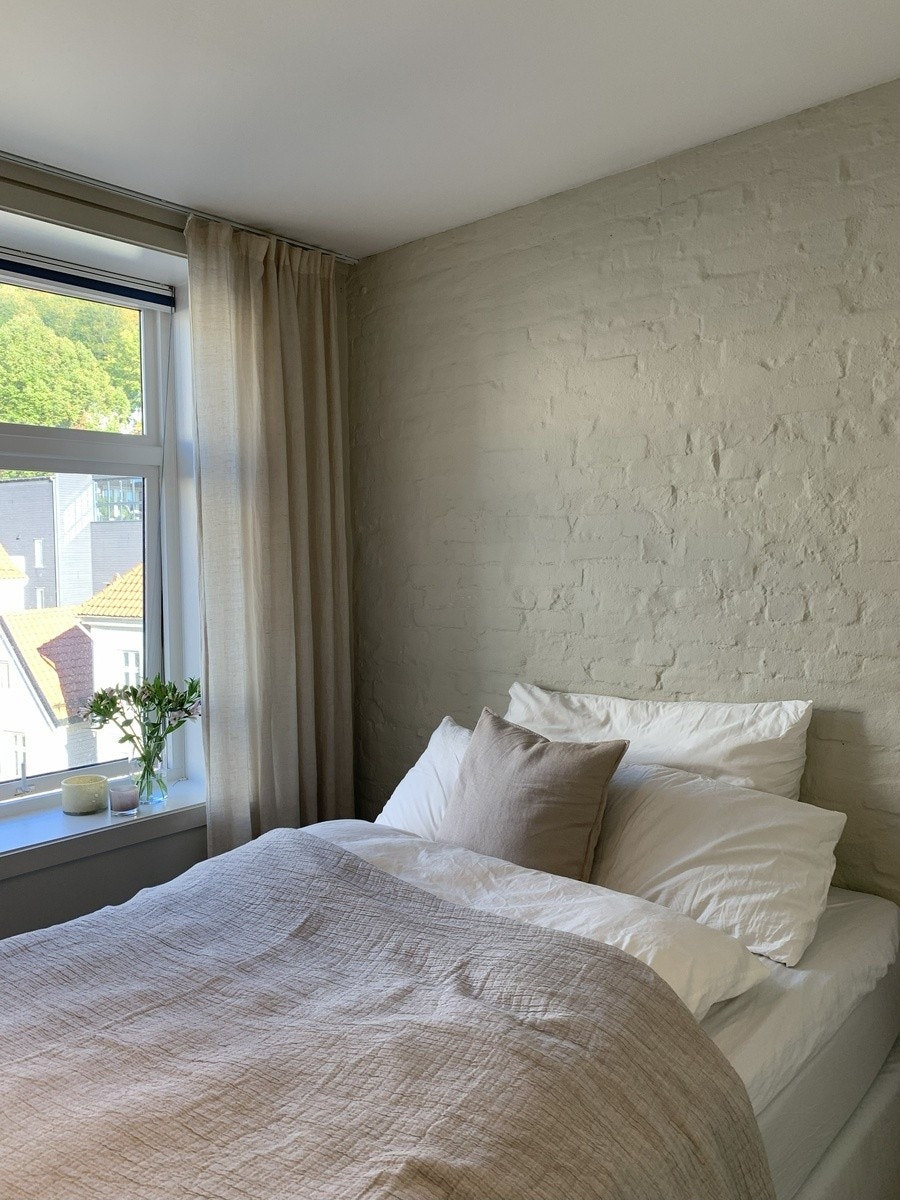 Lyst og luftig soverom med utsikt mot Sandviksfjellet Galleribilde