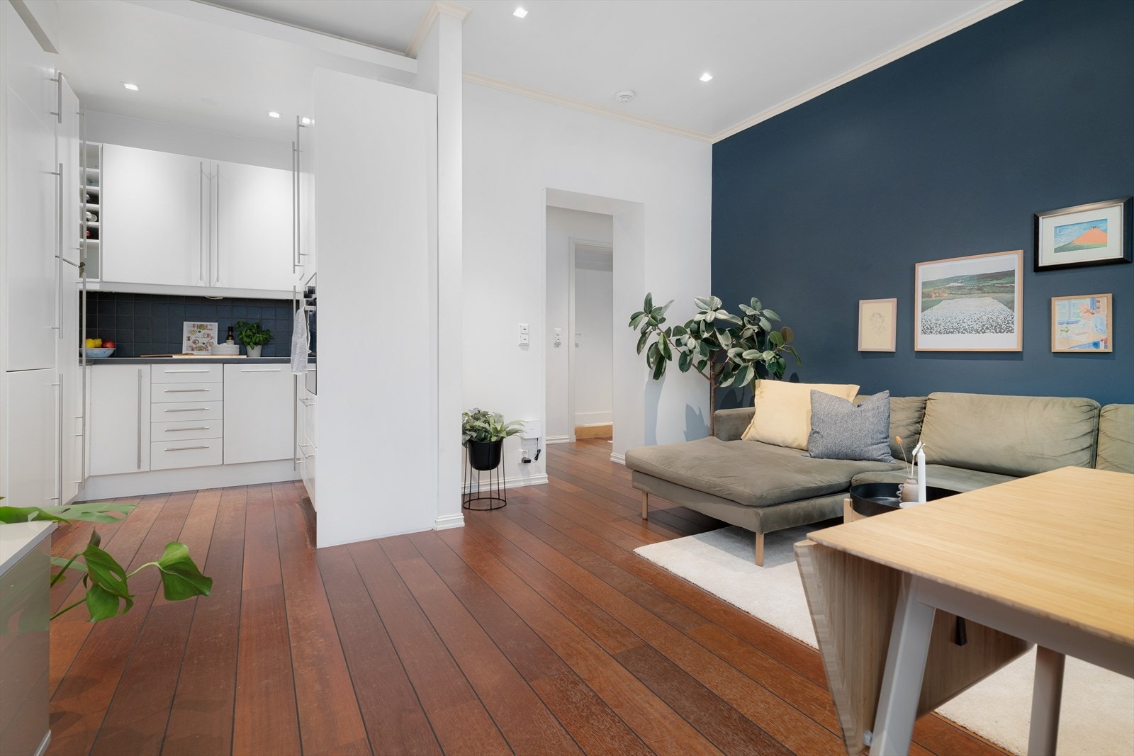 Kjøkkenet ligger i en dels åpen løsning, og føles behagelig tilbaketrukket fra stuen. Galleribilde