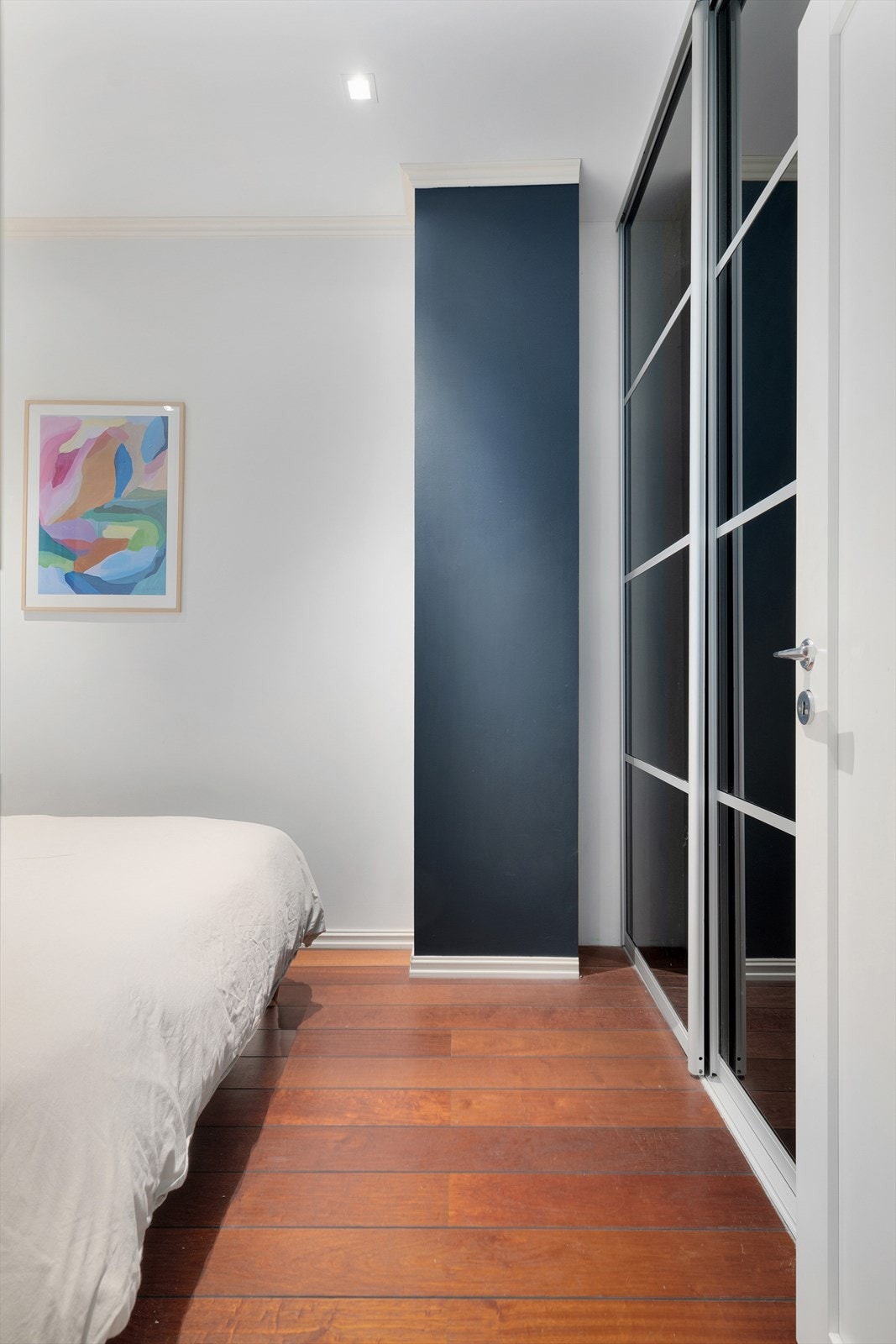 En stor skyvedørsgardeobe tilfredsstiller behovet for lagringsplass. Galleribilde