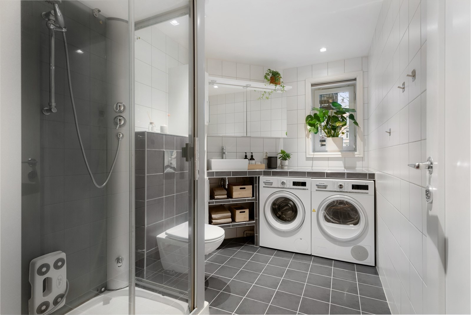 Baderommet er flislagt i tidløse fargetoner og har en uvanlig god størrelse. Badet er antatt oppført 1.gang i ca 1986 med bl.a plast gulvsluk, senere er badet overflateoppusset. Dusjkabinettet sørger for mindre vannbelastning på vegger og gulv. Galleribilde