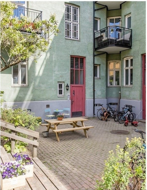 Et perfekt sted å nyte frokosten utendørs på varme sommerdager. I bakgården kan solen nytes fra ca kl. 13-19 på sommerstid. Velkommen til Motzfeldts gate 32 - I dette hyggelige borettslaget vil du trives å bo! Galleribilde