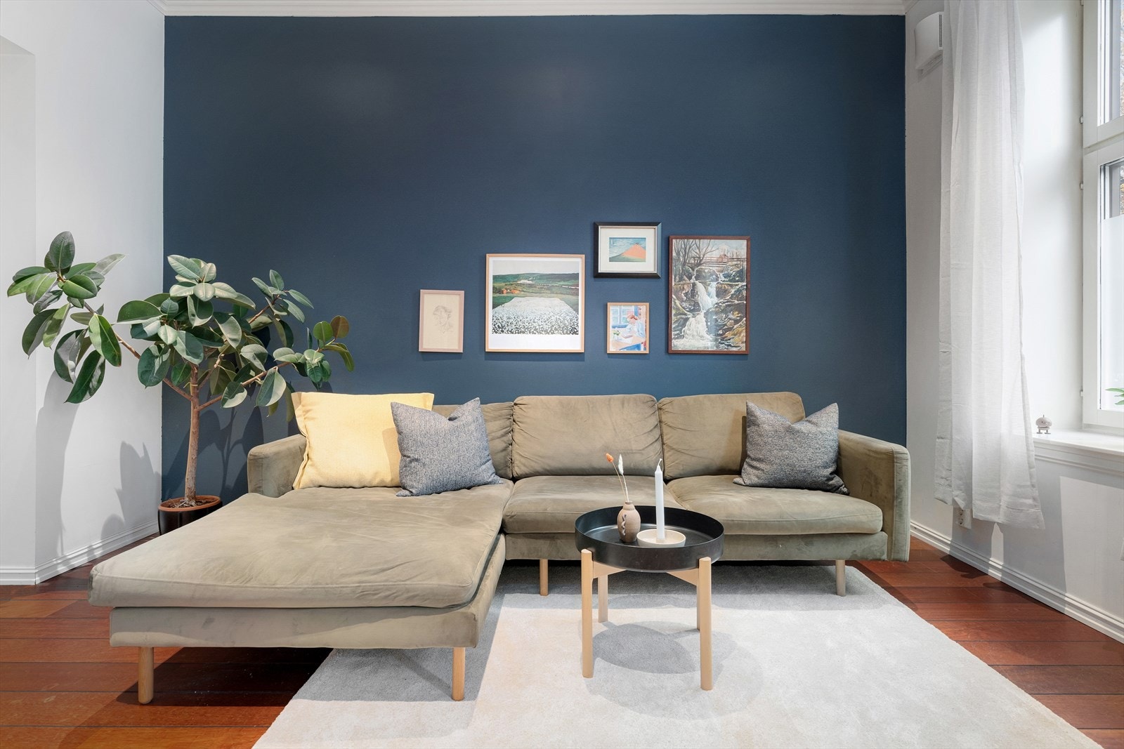 Her er det god plass til en stor sofagruppe med tilhørende stuebord, og flere oppbevaringsmøbler langs sidene. Galleribilde