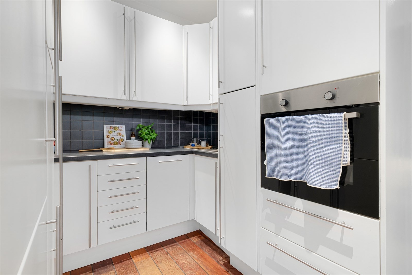 Integrert komfyr med induksjonstopp (2024), oppvaskmaskin og kjøl/frys. Galleribilde