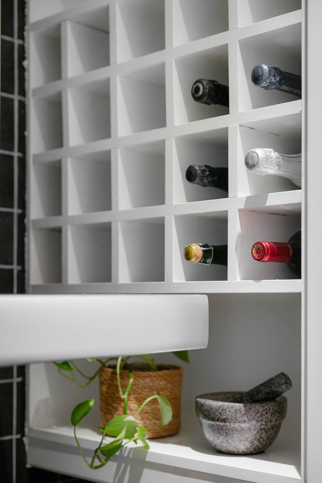 De åpne hyllene gir ekstra oppbevaringsplass og har en fin dekorativ effekt. Galleribilde