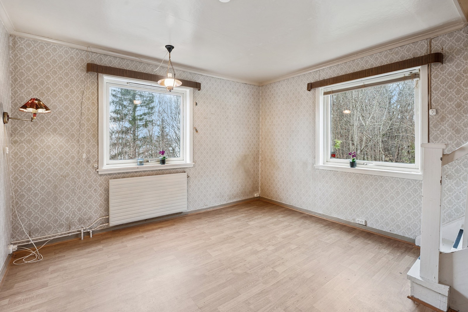 Spisestuen binder sammen rommene i første etasje og har vinduer som gir lysinnslipp. Galleribilde