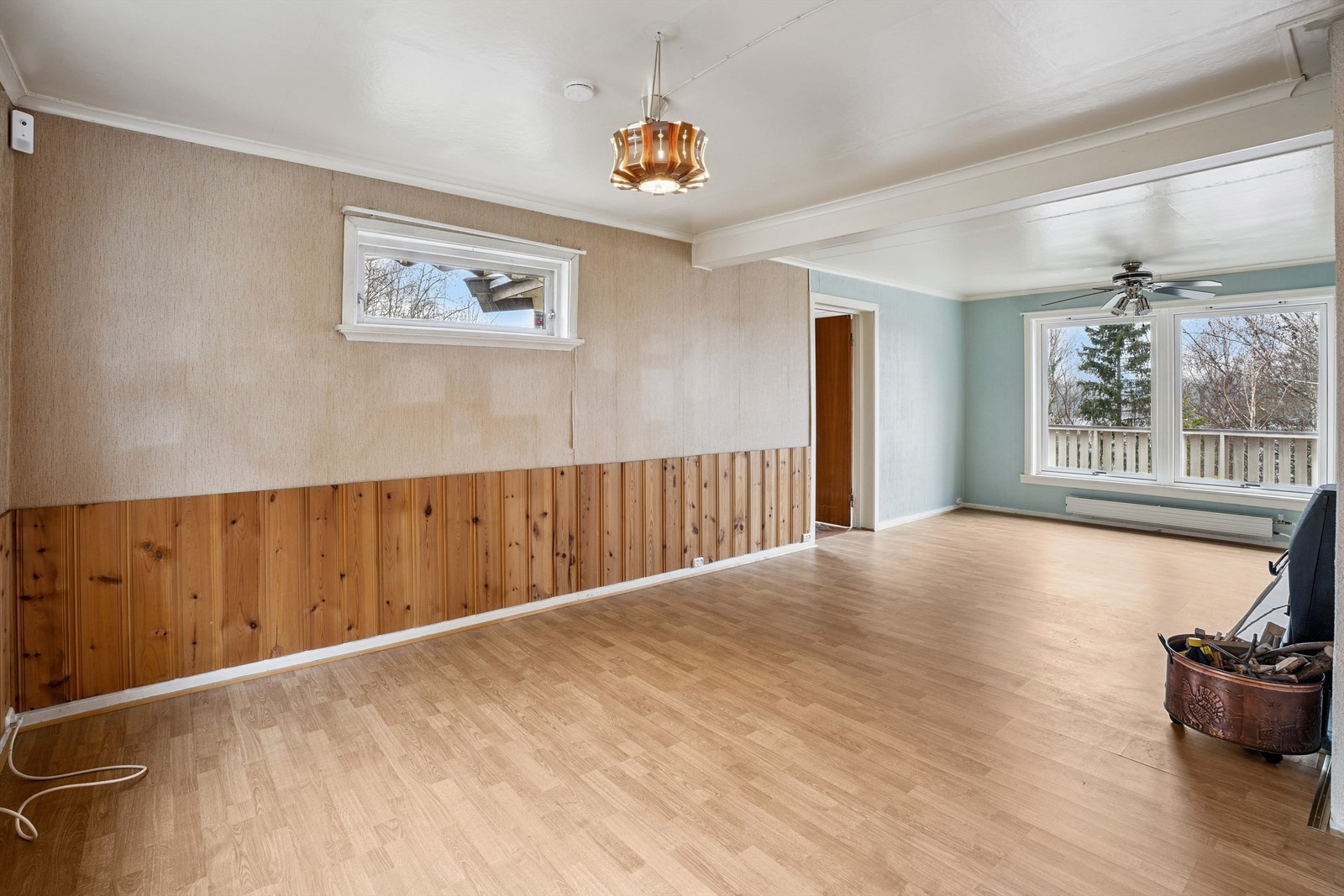 Stuen er et romslig oppholdsrom med plass til flere møbleringssoner. Galleribilde