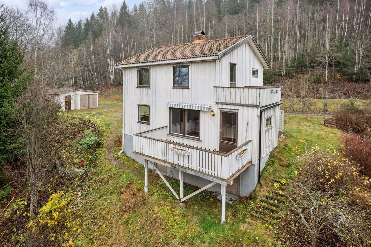 Eiendommen har en god planløsning og flere uteplasser fordelt over to etasjer. Galleribilde