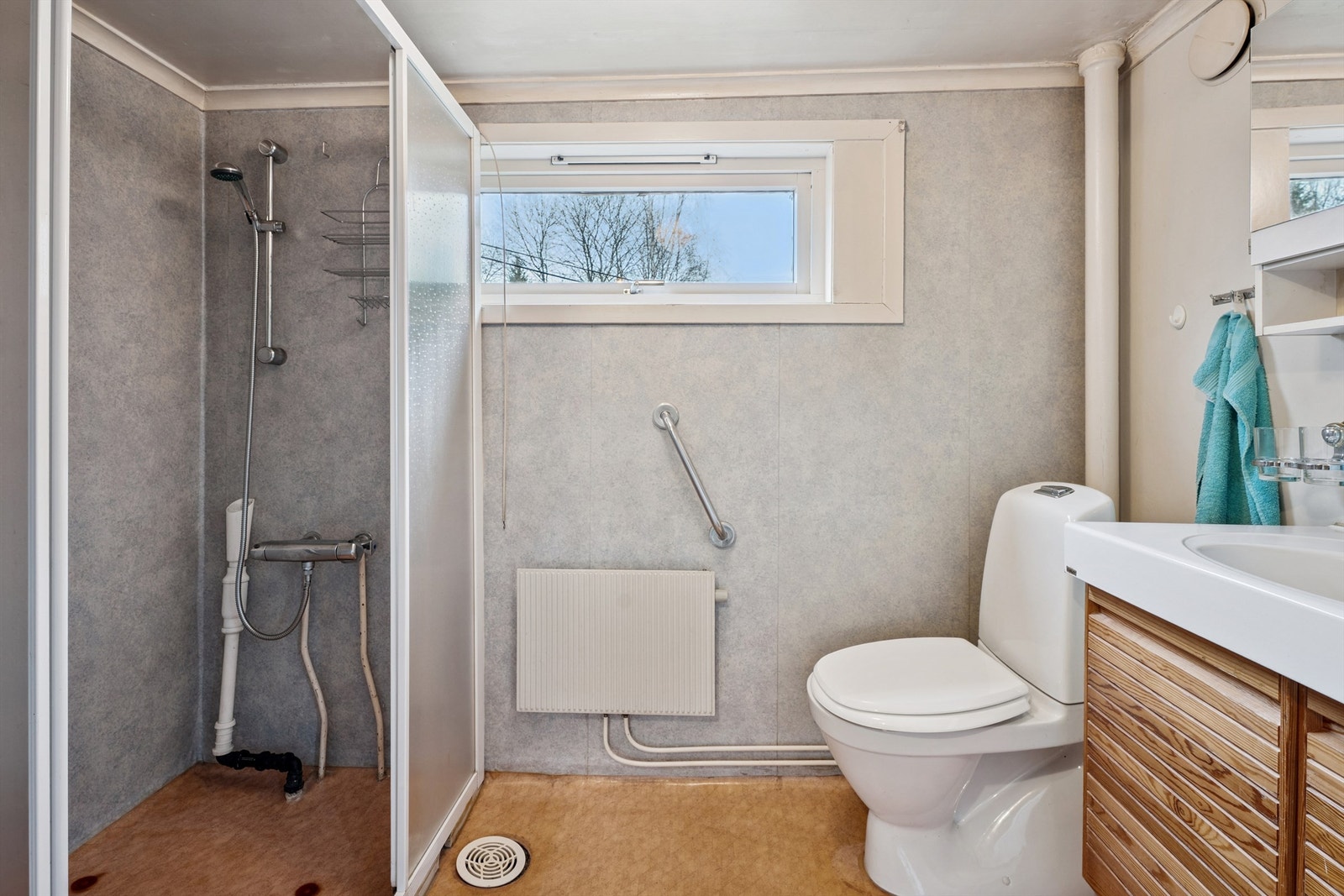 Rommet har dusjvegger og oppvarming via gulvvarme og radiator. Galleribilde