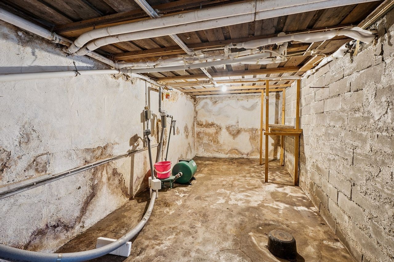 Kjelleren har betonggulv, og her er eiendommens private borevannsanlegg plassert. Galleribilde