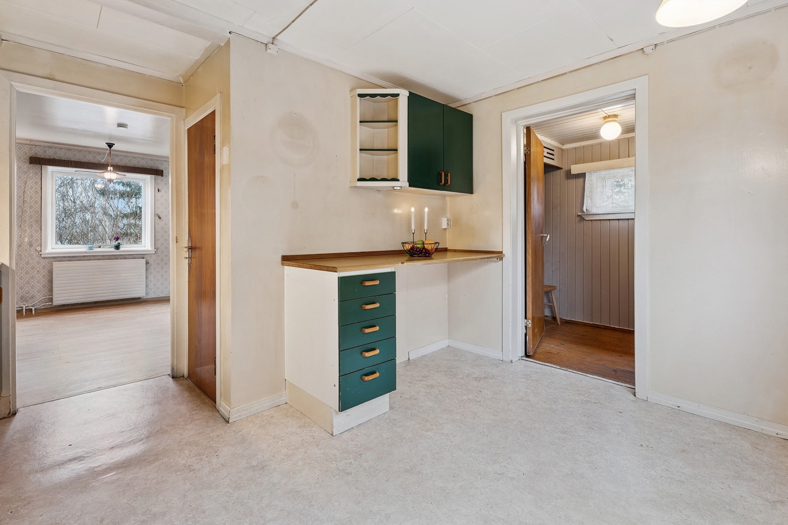 Fra kjøkkenet er det enkel adkomst til boligens øvrige rom i etasjen. Galleribilde