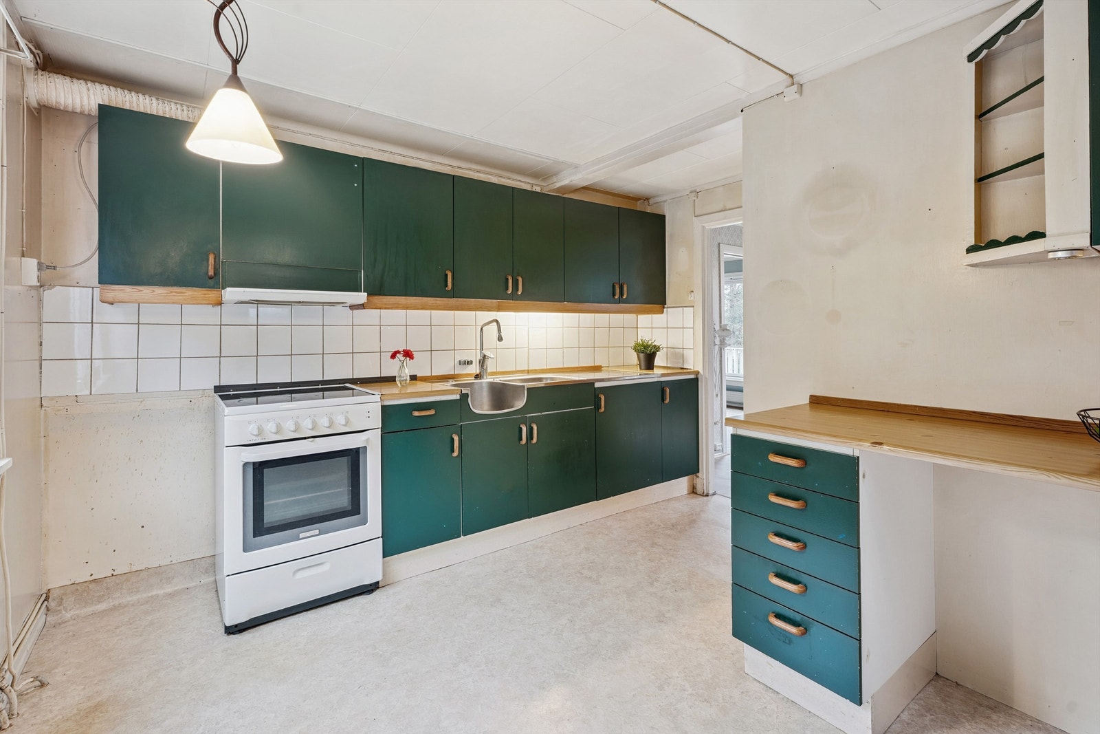 Kjøkkenet har en funksjonell innredning med godt med skapplass og laminatbenkeplate. Galleribilde