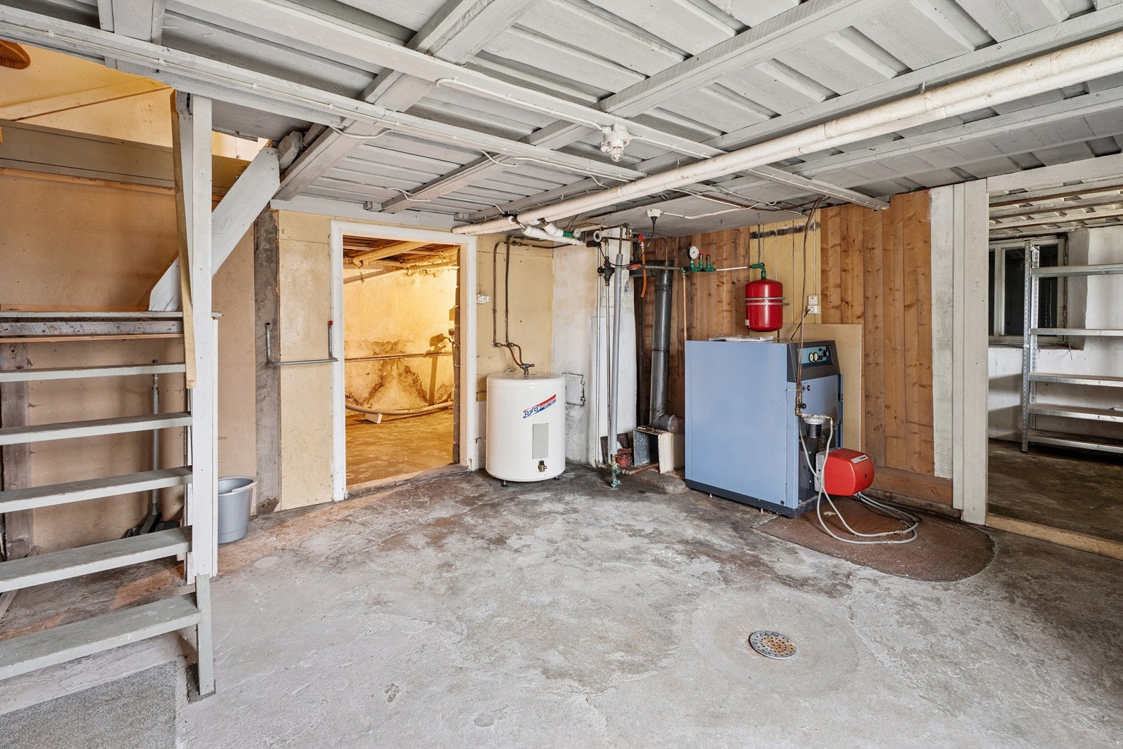 Her nede finner man også varmtvannsberederen og det sentrale varmeanlegget. Galleribilde