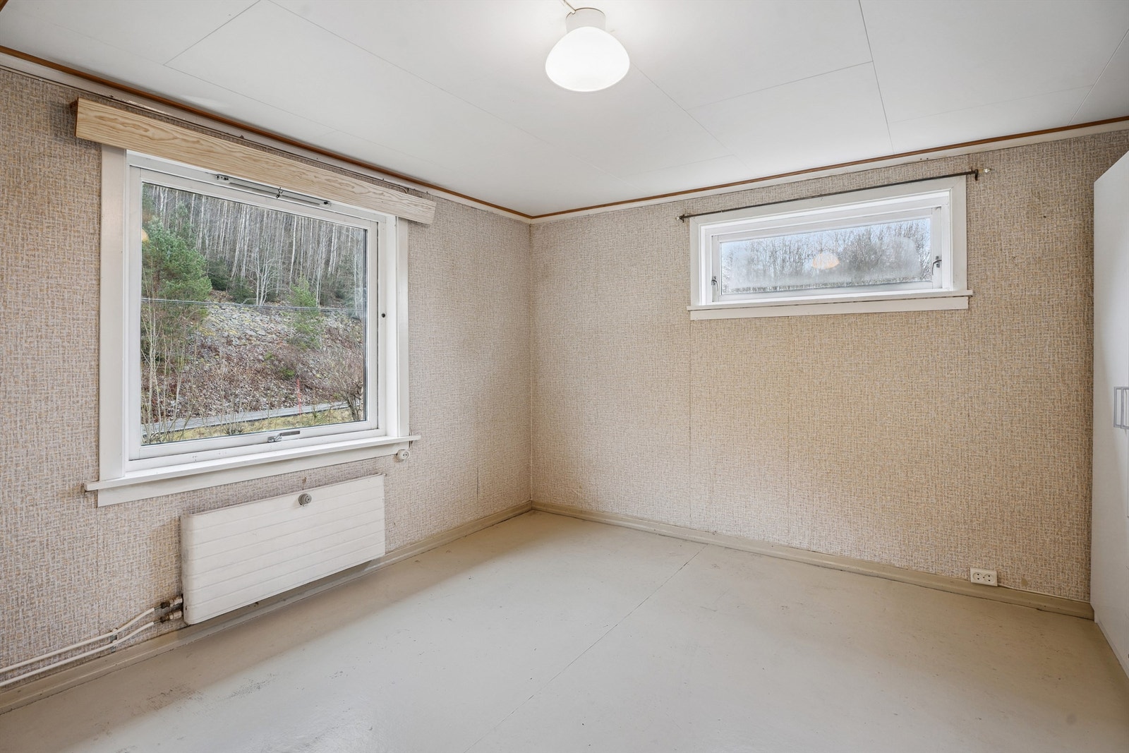 Dette soverommet har plass til seng og oppbevaringsmøbler. Galleribilde