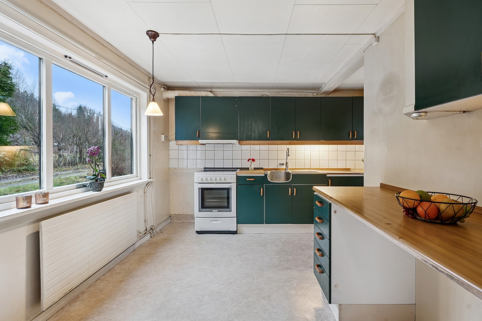 Et stort vindu gir gode lysforhold og utsyn over nærområdet fra kjøkkenet. Galleribilde