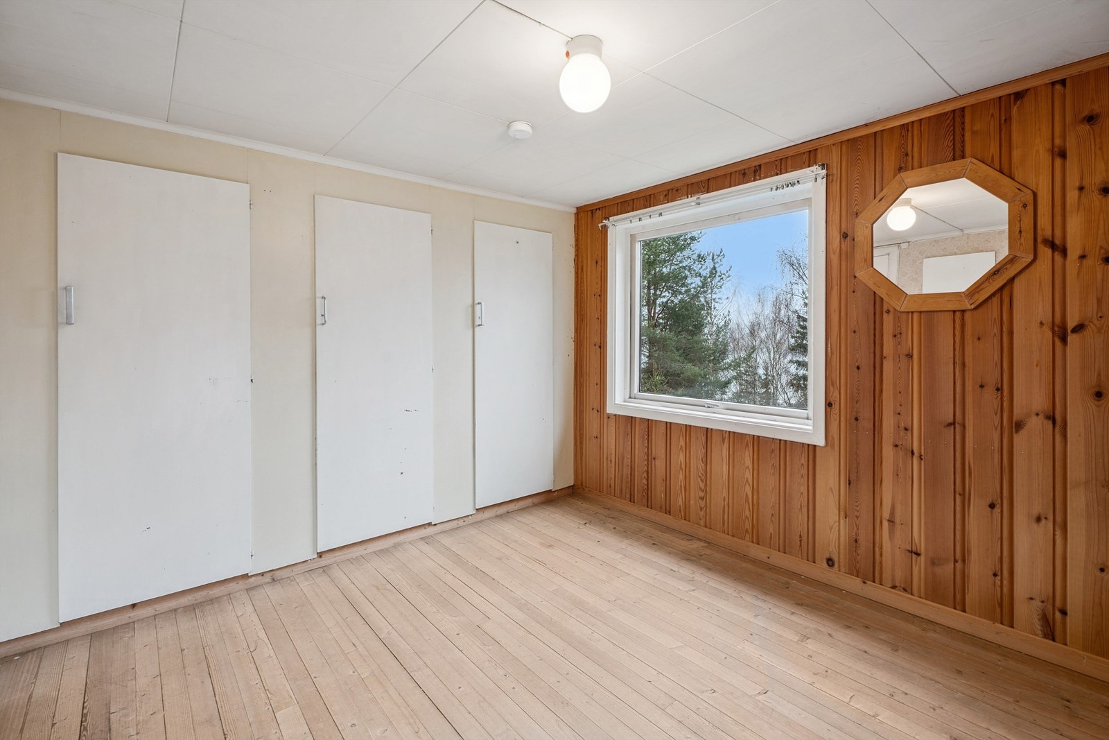 Integrerte skap gir praktisk oppbevaringsplass på soverommet. Galleribilde