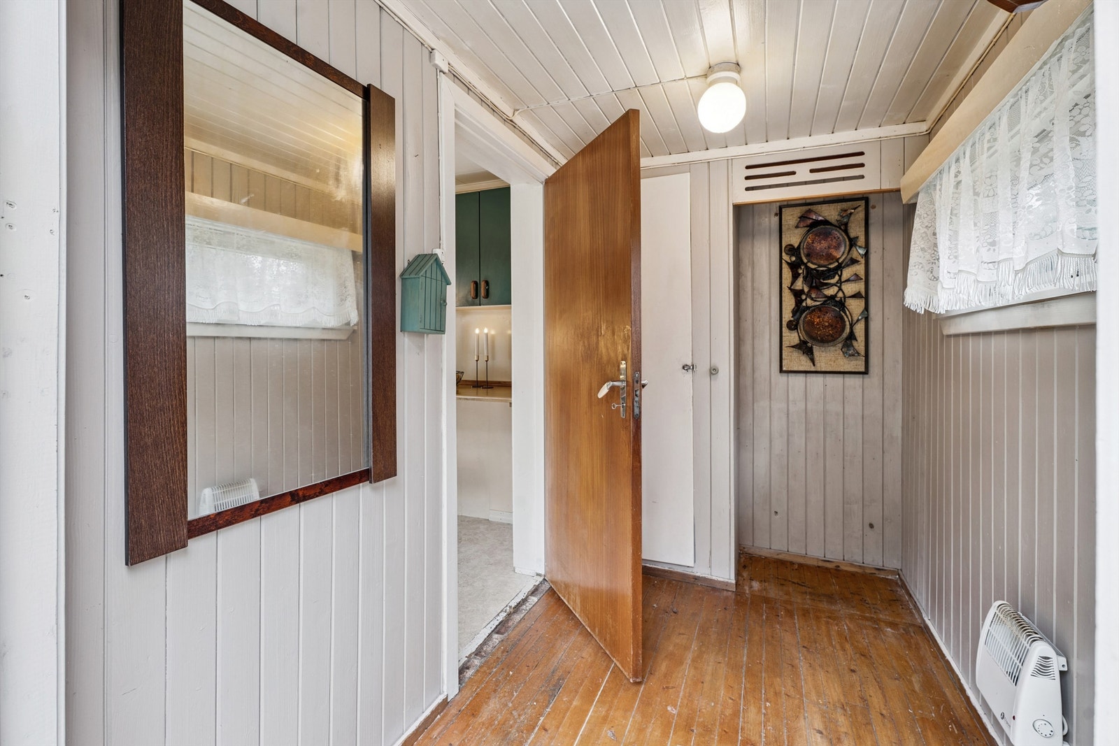 Inngangspartiet leder inn til en gang med panelkledde vegger. Galleribilde