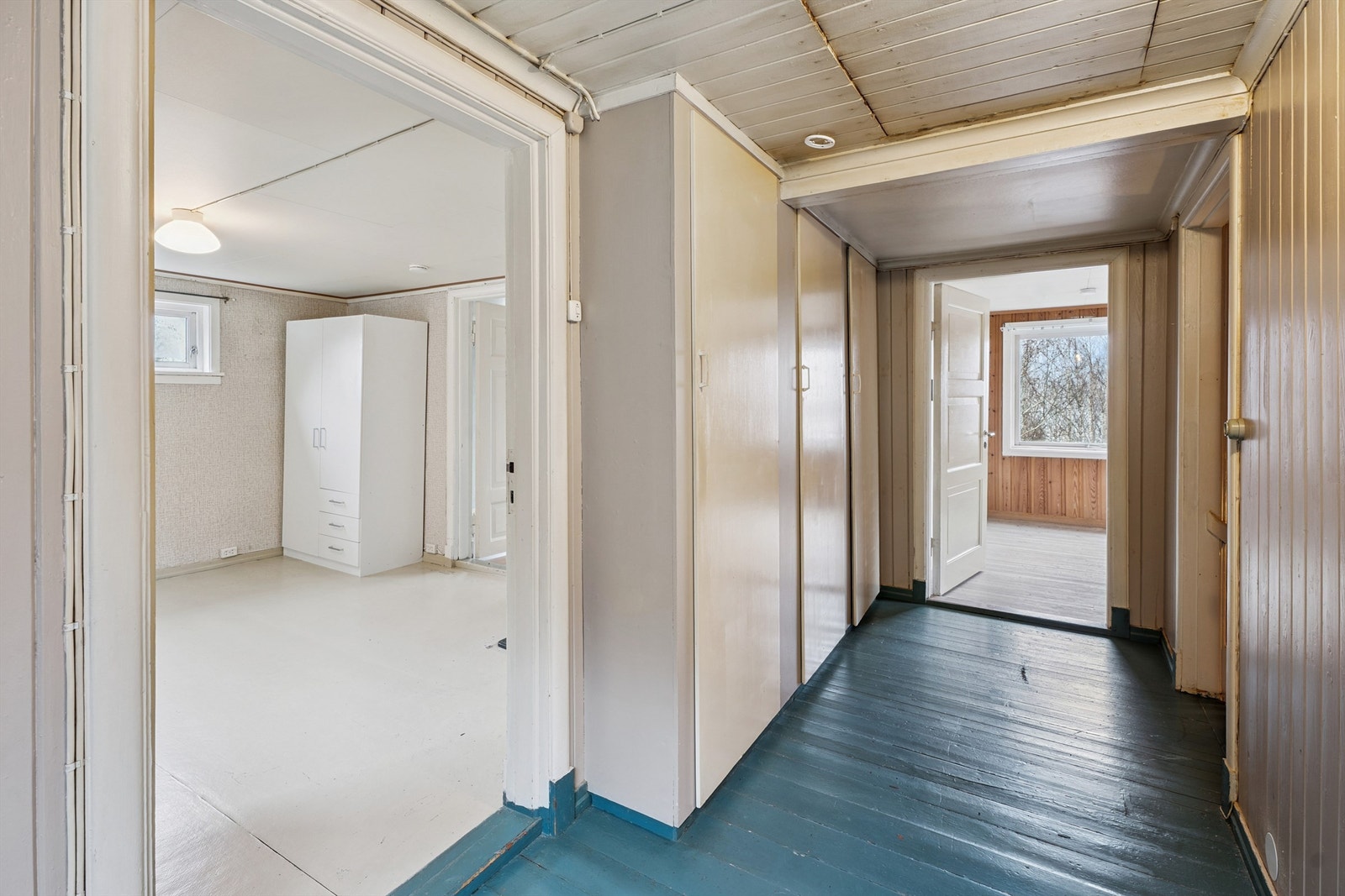 Her er det plassbygde skap som gir gode lagringsmuligheter. Galleribilde