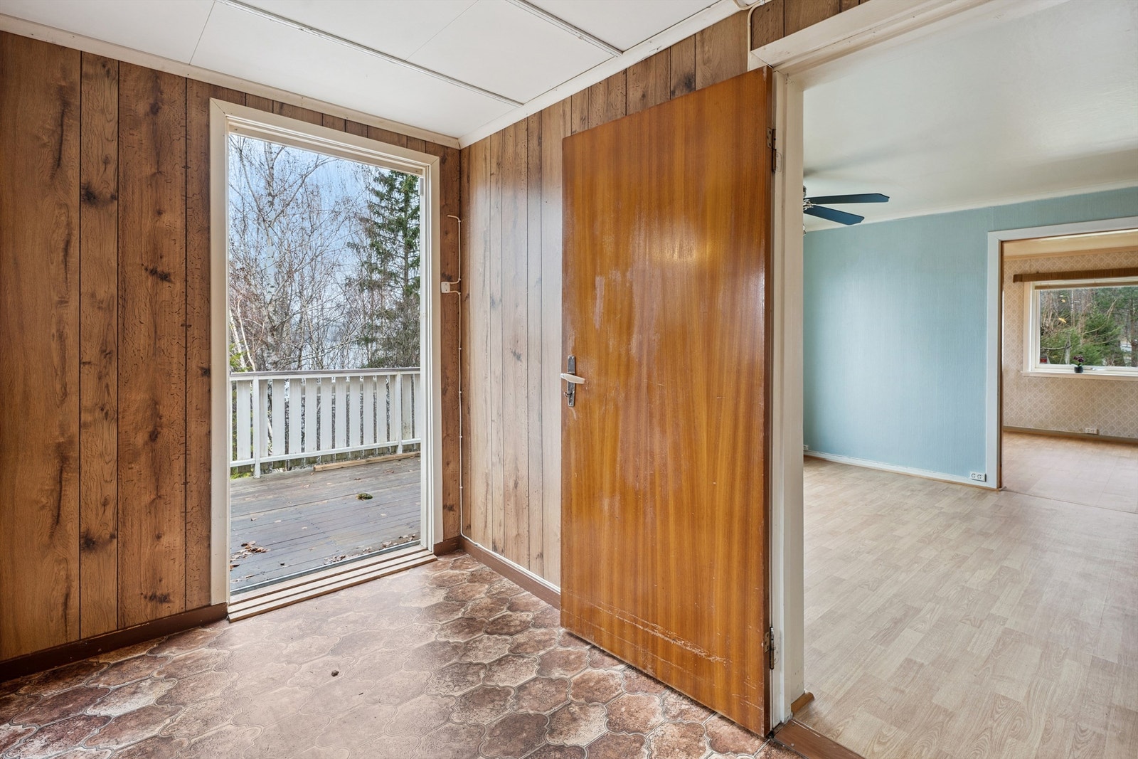 Fra gangen er det direkte utgang til en av boligens to terrasser i første etasje. Galleribilde