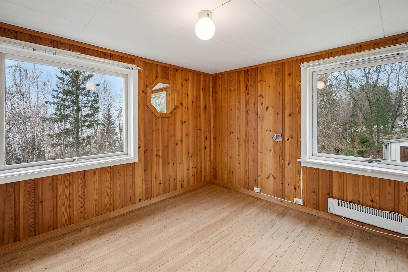 Det tredje soverommet har vegger med trepanel og tregulv. Galleribilde