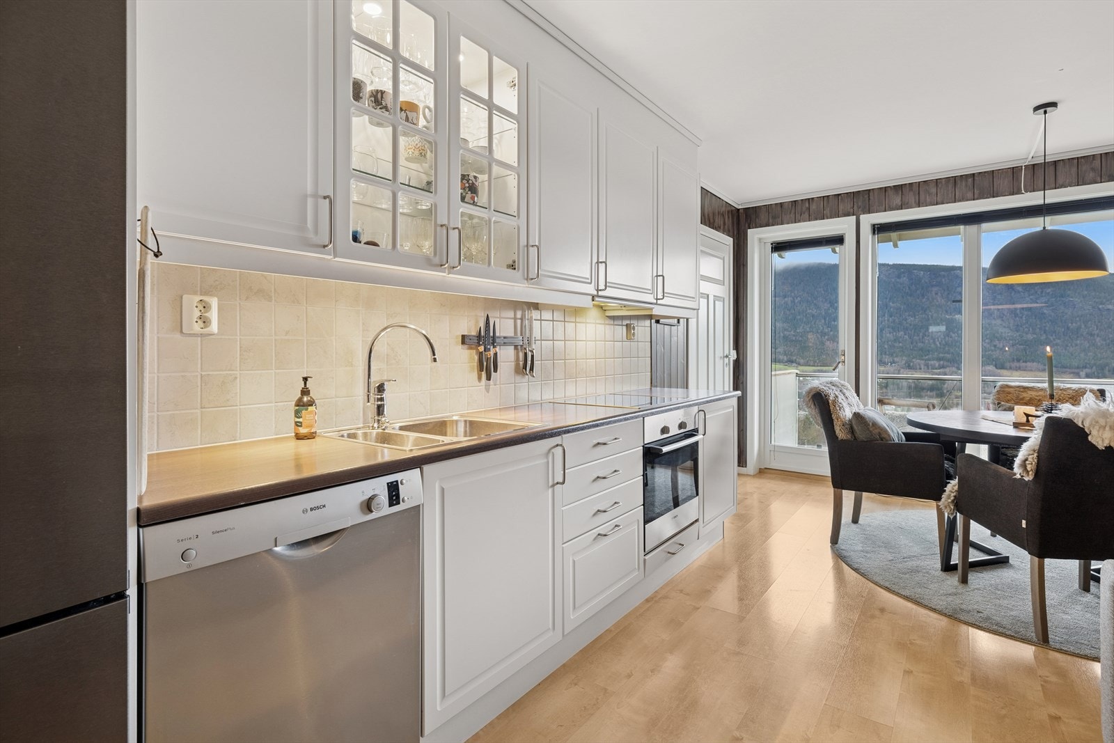 Kjøkkenet er funksjonelt utformet med gode arbeidsflater og rikelig med skapplass. Galleribilde