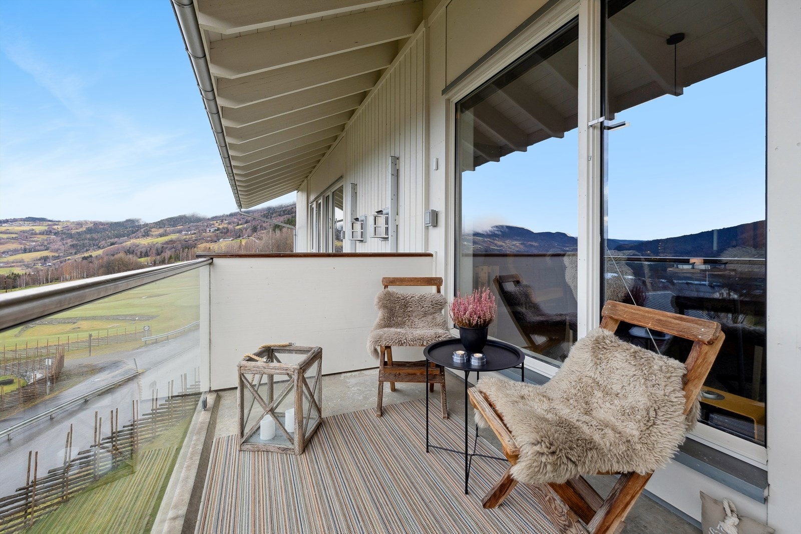 Balkongen er på ca. 5 kvm | Her kan du nyte den svale kveldssolen i rolige omgivelser. Galleribilde