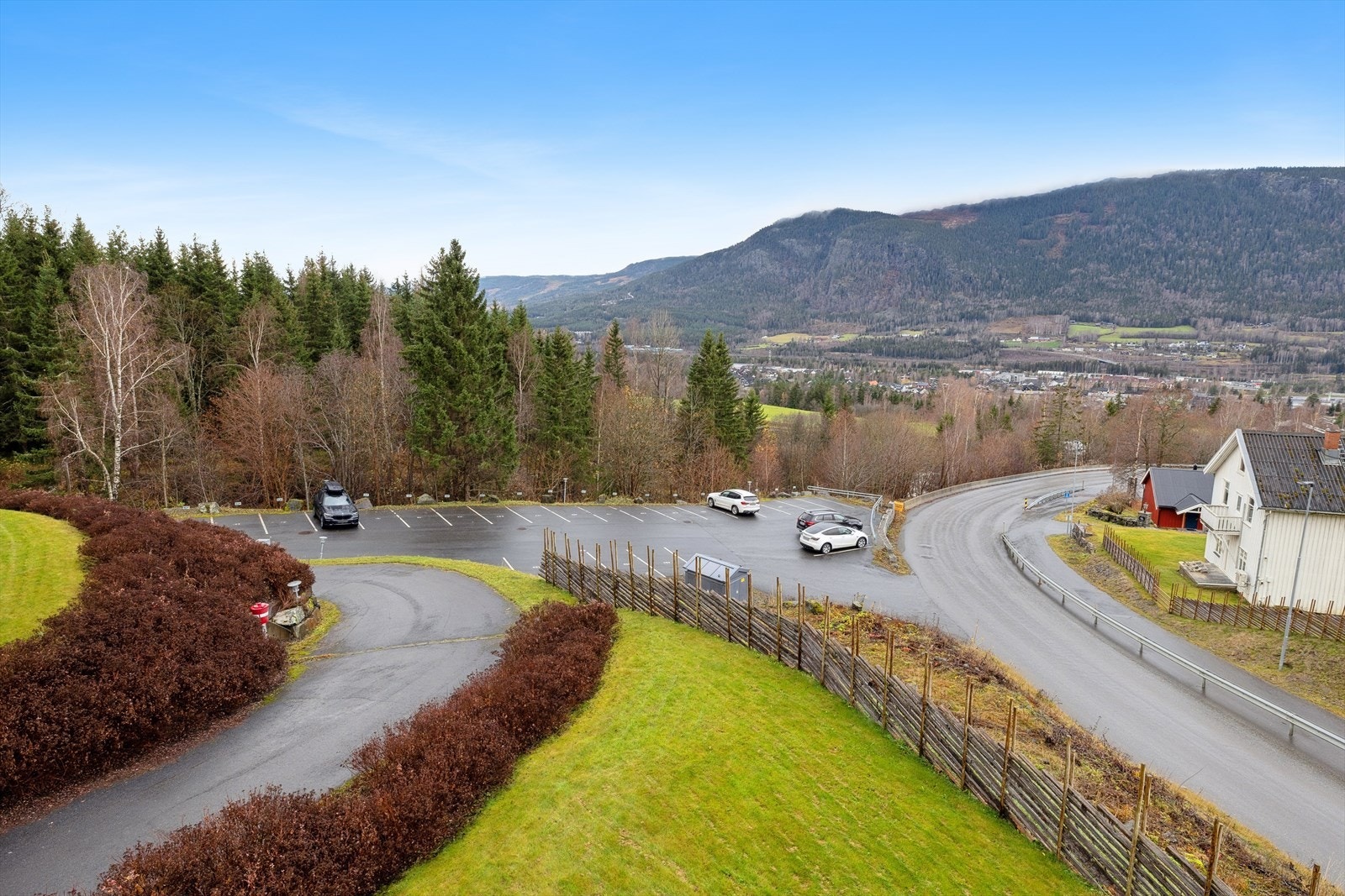 Leiligheten disponerer egen parkeringsplass på nedsiden av bygget | I tillegg har sameiet hele 8 gjesteparkeringsplasser. Galleribilde