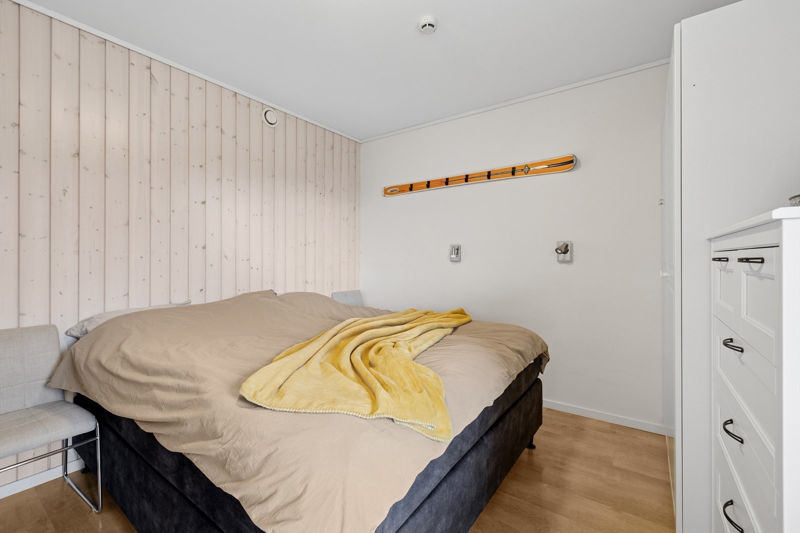 Hovedsoverommet har en romslig utforming | Her er det god plass til dobbeltseng, nattbord og praktiske oppbevaringsløsninger! Galleribilde