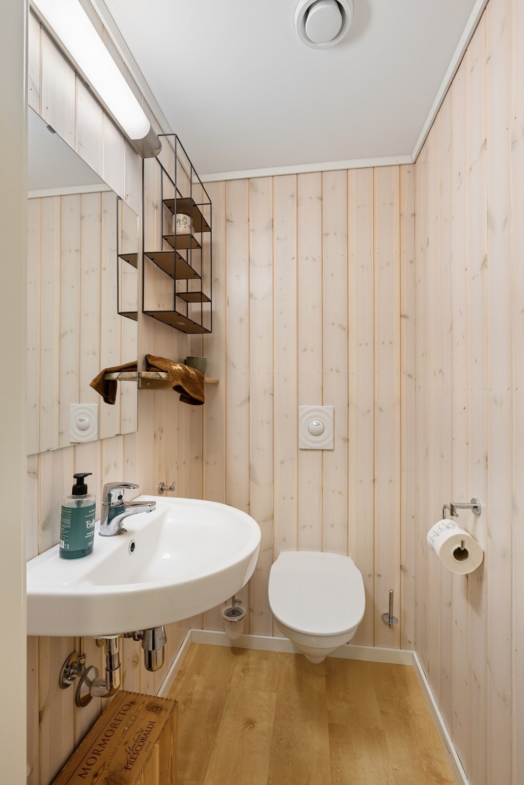 Leiligheten har også et praktisk ekstra WC med vegghengt toalett og servant | Ideelt for både gjester og større familier. Galleribilde