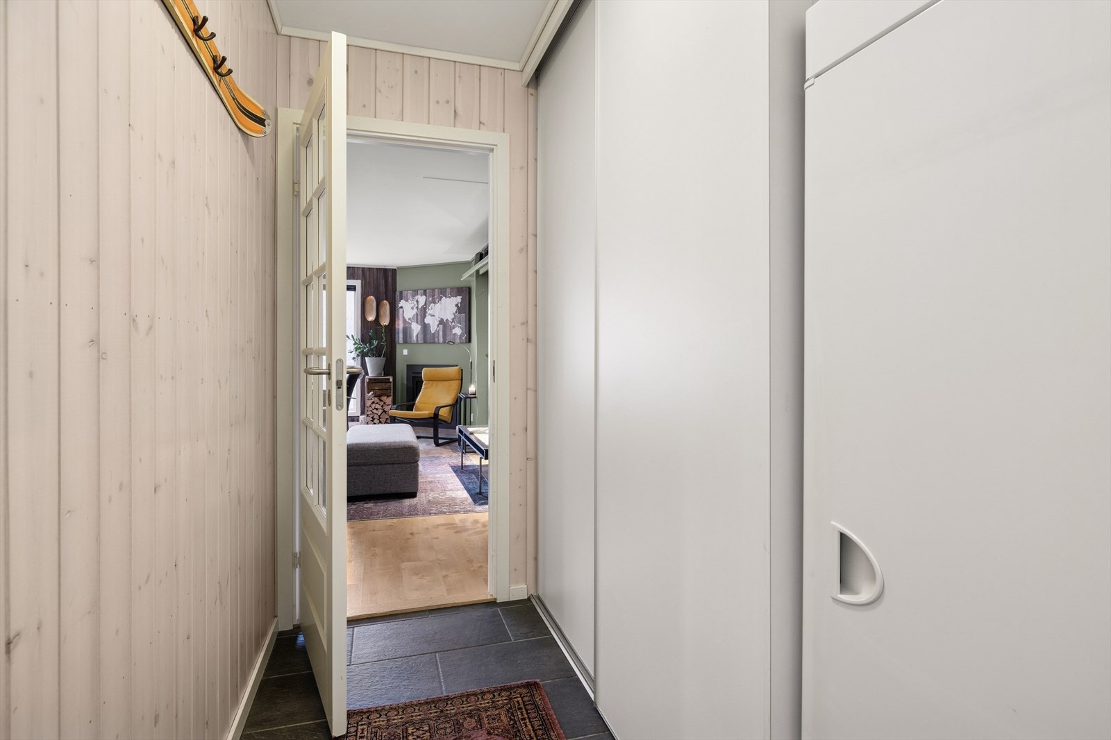 Entréen er flislagt og utstyrt med en praktisk, innebygd skyvedørsgarderobe som gir god plass til yttertøy. Galleribilde