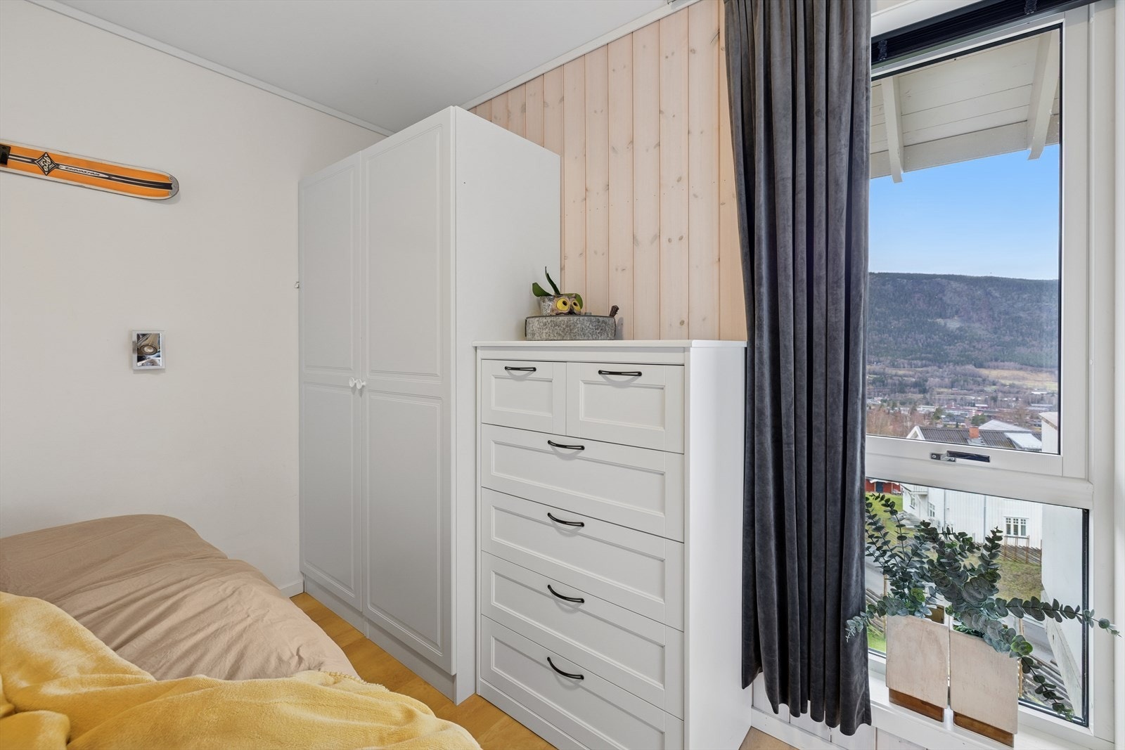 Rommet har vestvendt vindu som gir både ettermiddagssol og en flott utsikt over Gudbrandsdalslågen. Galleribilde