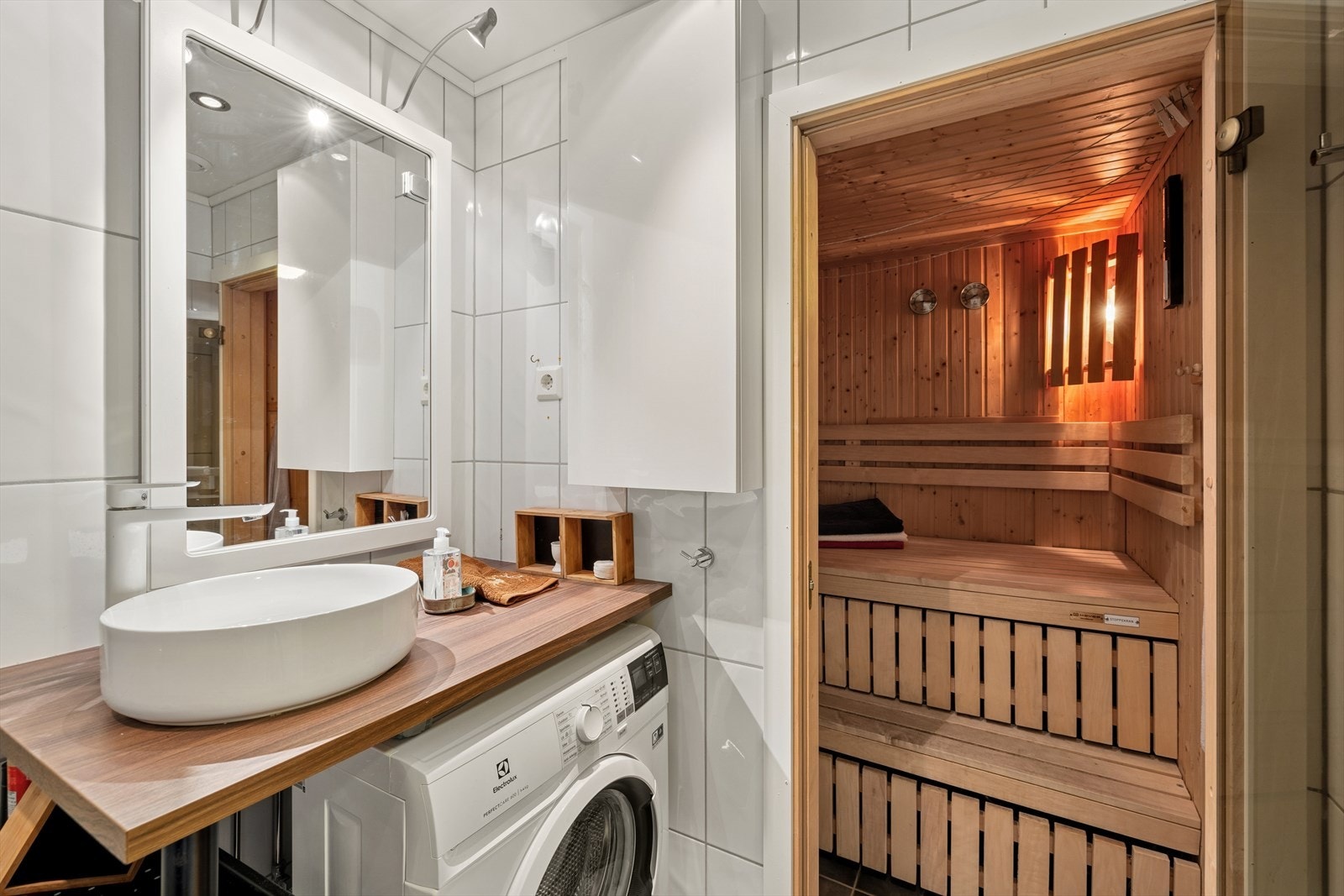 Fra badet har du direkte tilgang til en innbydende badstue! | Et perfekt sted å runde av en aktiv dag eller bare nyte litt ekstra velvære. Galleribilde