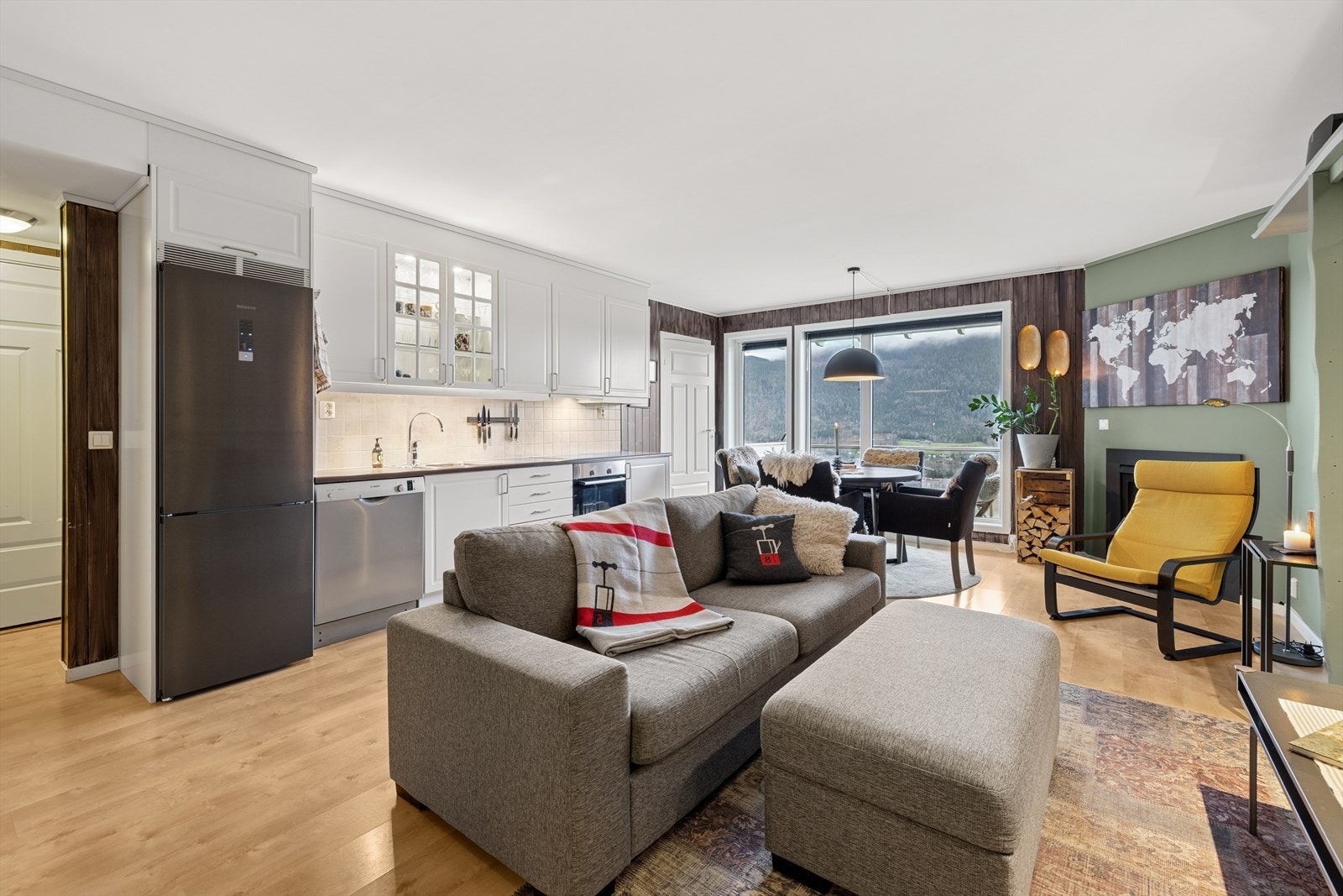 Leiligheten byr på en tiltalende, åpen stue- og kjøkkenløsning som skaper en luftig og sosial atmosfære. Galleribilde