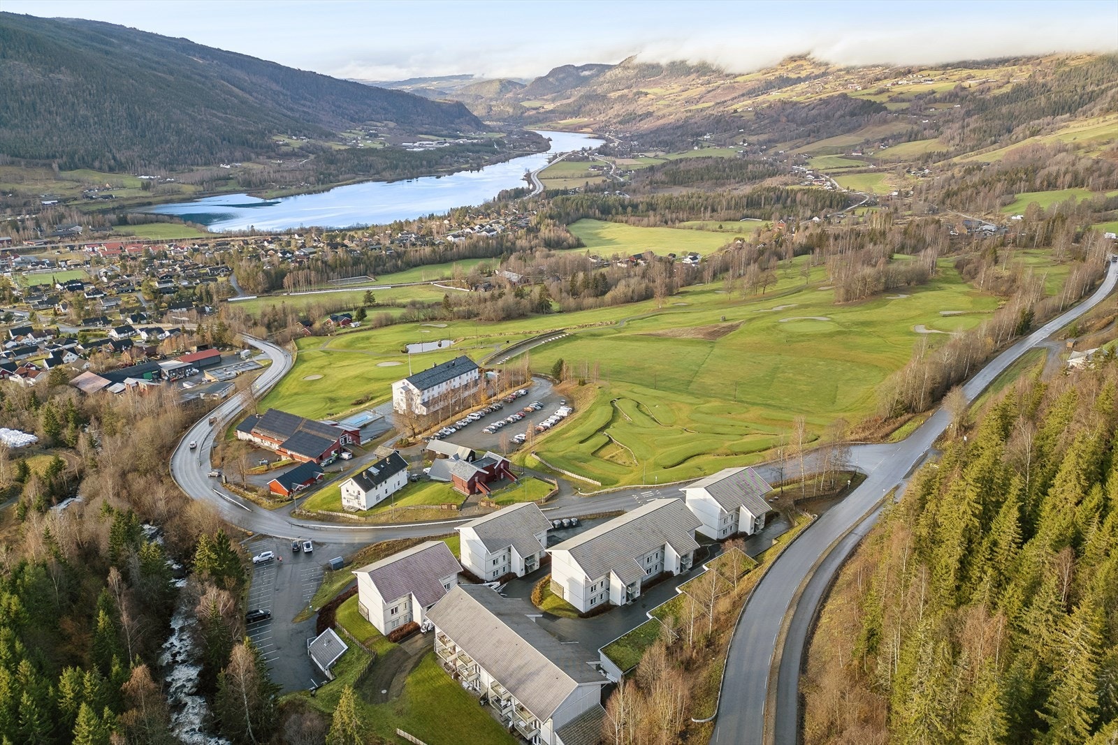 Leiligheten har en attraktiv og svært ettertraktet beliggenhet, like ved det historiske og sjarmerende Nermo Hotell. Galleribilde