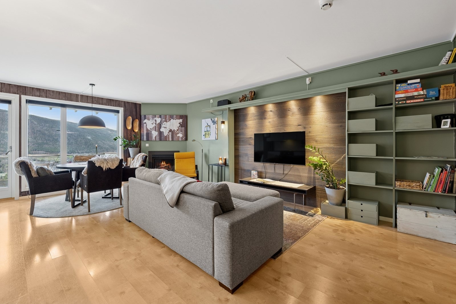 En gjennomført og hyggelig leilighet som kombinerer god standard med en beliggenhet som gir både ro og nærhet til det du trenger. Galleribilde