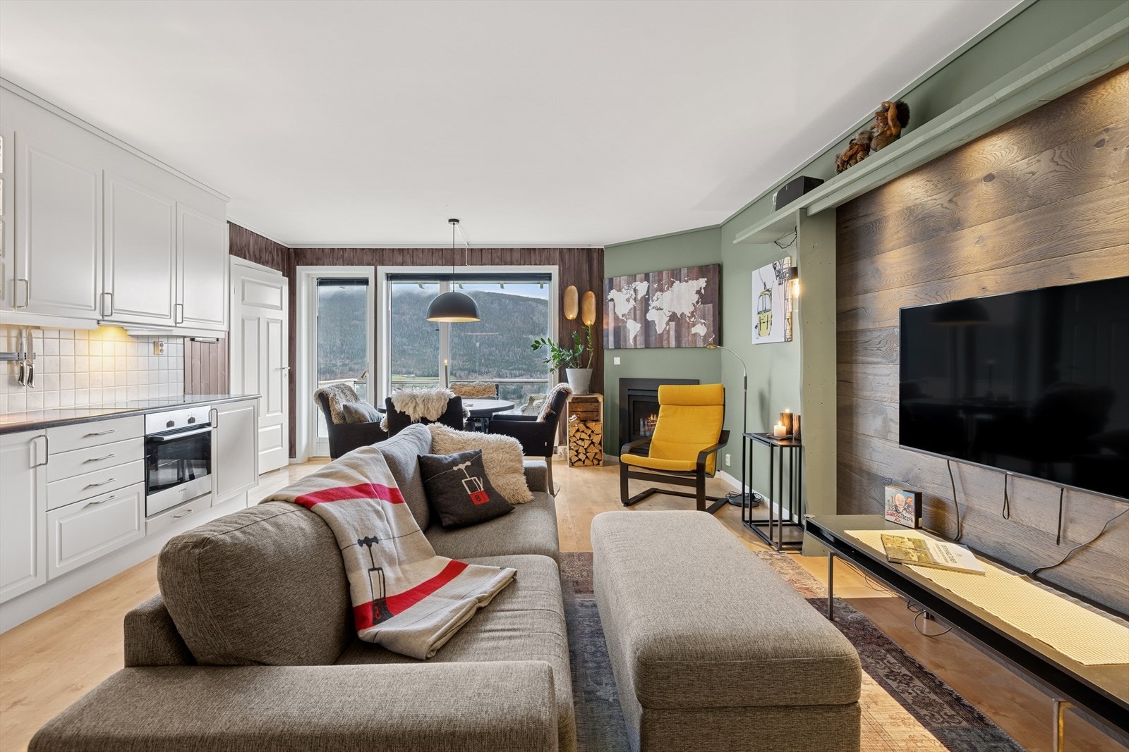 Planløsningen gjør det enkelt å etablere ulike soner etter behov, enten du ønsker spiseplass, sofagruppe eller arbeidsområde. Galleribilde