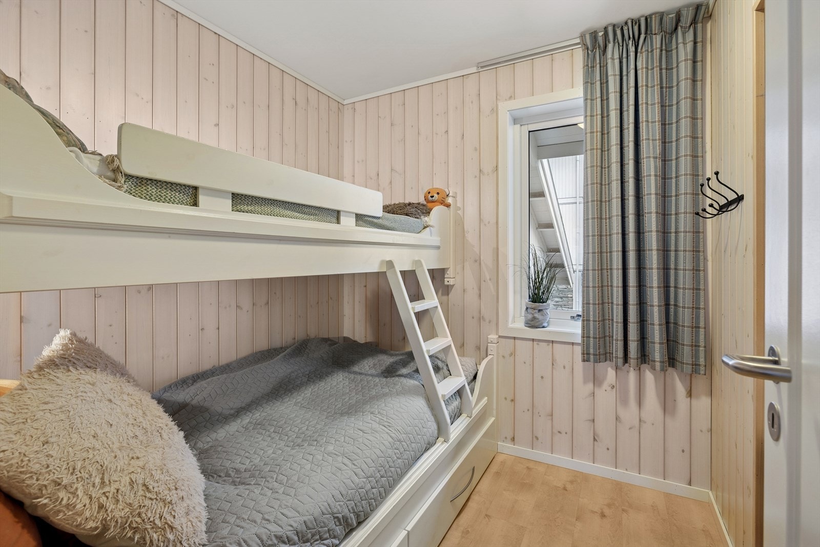 Det første av de tre soverommene er innredet med plassbygd køyeseng | Perfekt som både barnerom og gjesterom! | Skuffene under sengen gir smart og lettvint oppbevaring! Galleribilde