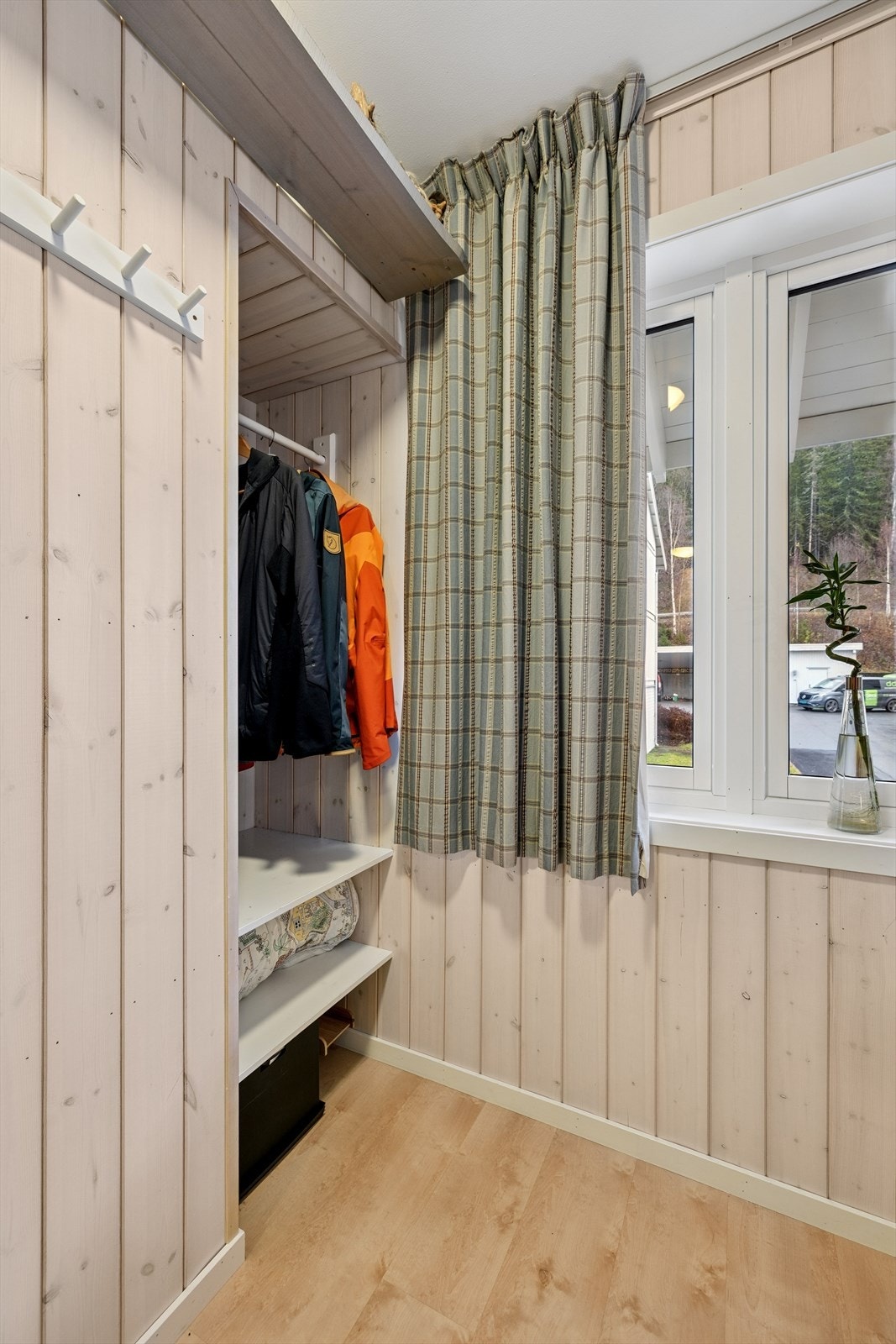 Rommet har en effektiv planløsning som gir gode oppbevaringsmuligheter for yttertøy og klær. Galleribilde