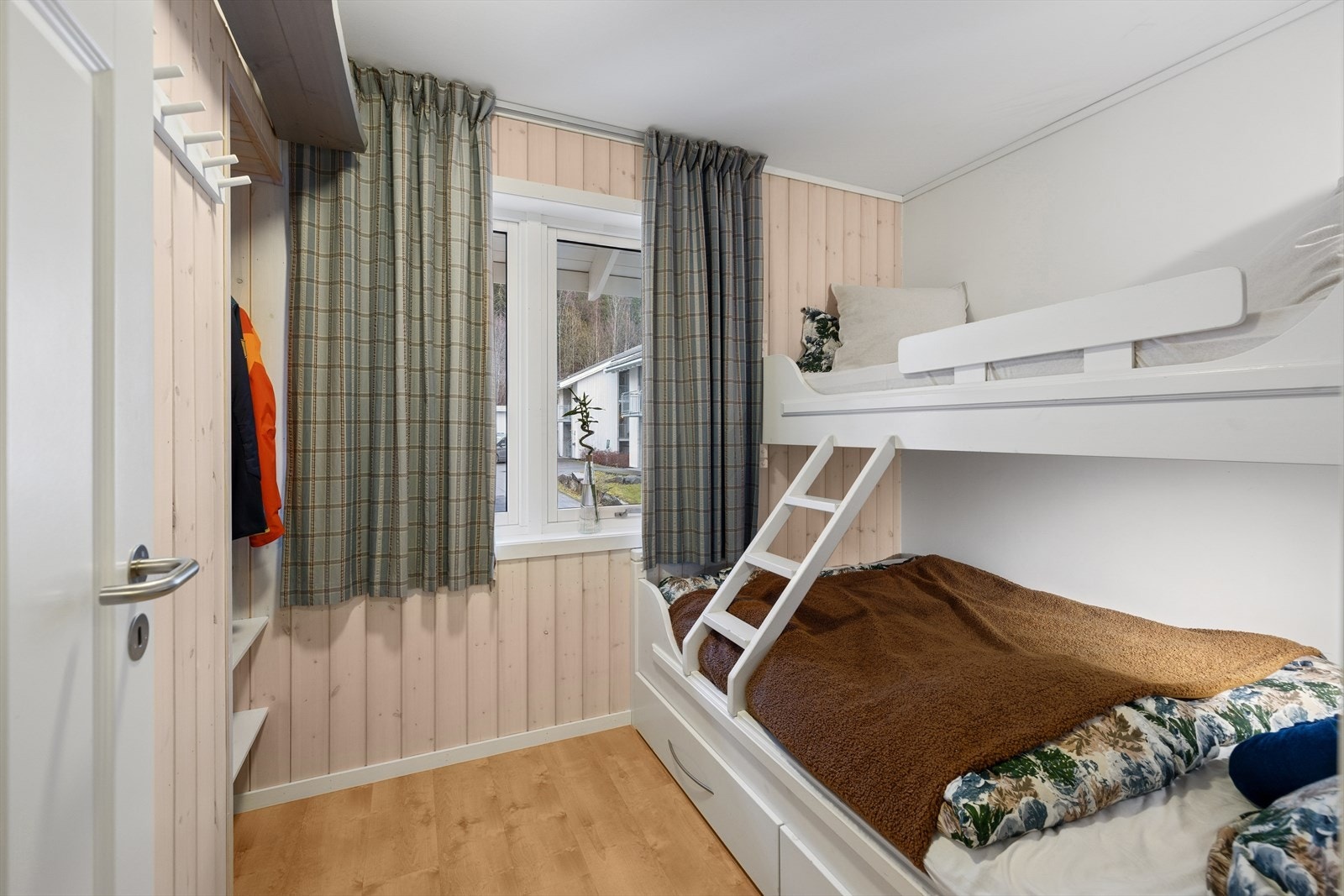 Også det andre soverommet er innredet med en plassbygd køyeseng, noe som utnytter rommet svært godt! Galleribilde