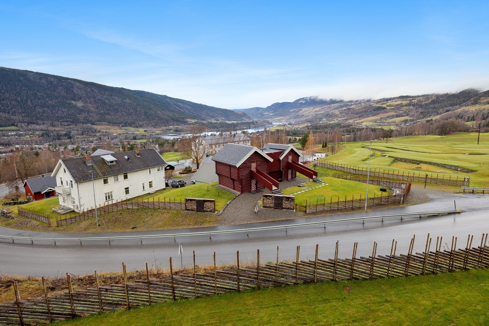 Fra balkongen har du en ettertraktet utsikt over både Gudbrandsdalslågen og golfbanen. Galleribilde