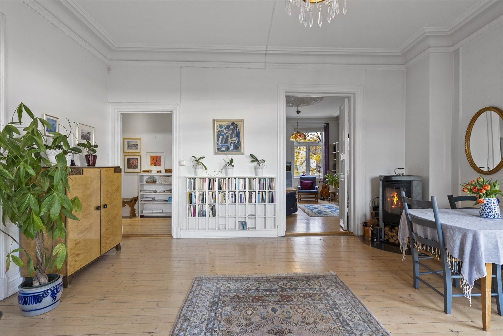 Peisovn i stuen fra 2006. Peisovnen er kledd med 120 kg brasiliansk kleberstein som holder på varmen lenge etter at ilden er slukket. Galleribilde