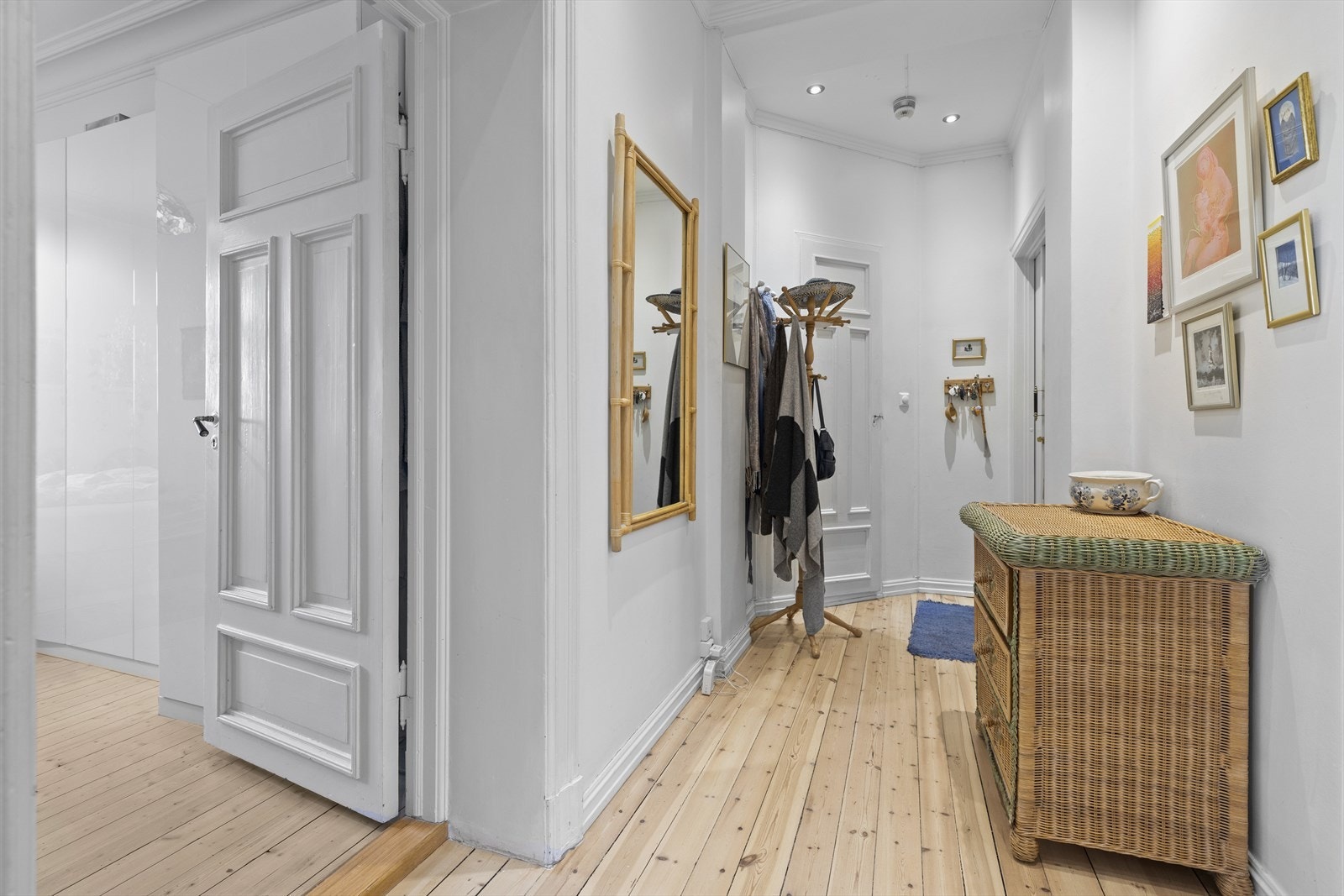 Lys og stor entré med plass til oppbevaring av yttertøy og sko. Galleribilde