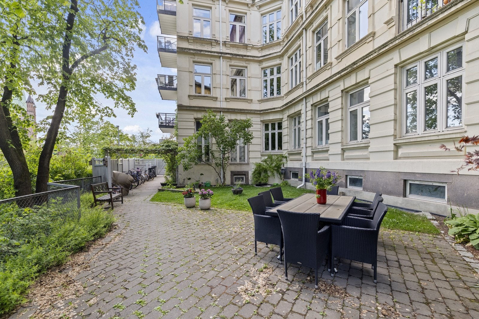 Hyggelig bakgård med pent opparbeidet og beplantet fellesareal med sittegrupper. Sykkelparkering. Galleribilde