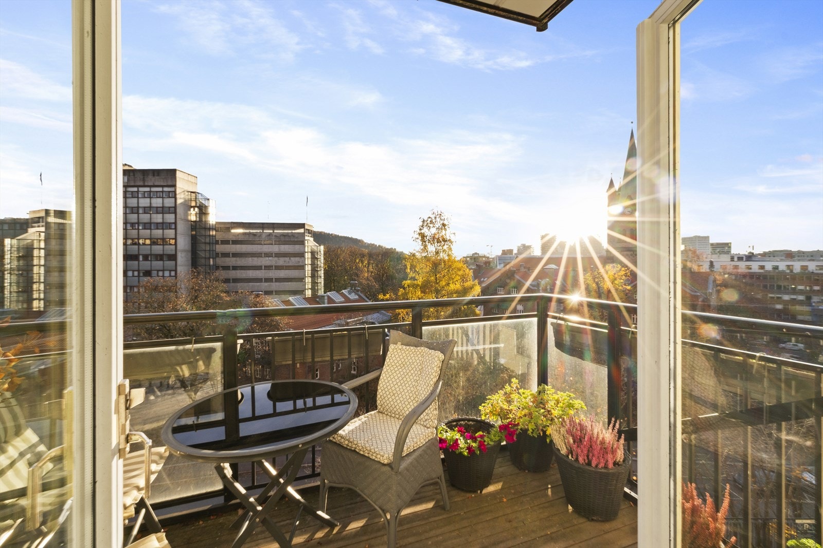 Fin plass til balkongmøbler og grill og ifølge selger har man sol fra morgenen til kl. ca. 22.00 på sommeren. Galleribilde