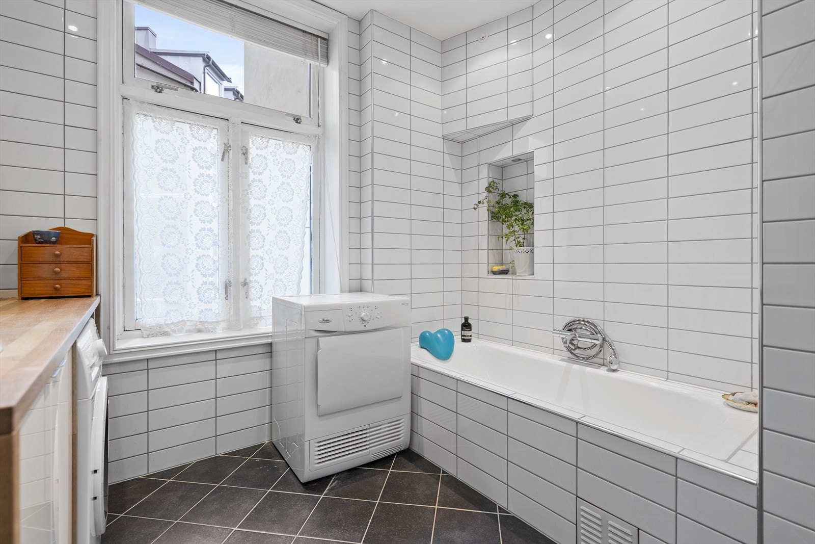 Baderommet har innebygd badekar. Plass for vaskemaskin. Downlights. Gulvvarme. Mekanisk avtrekk. Vindu. Galleribilde