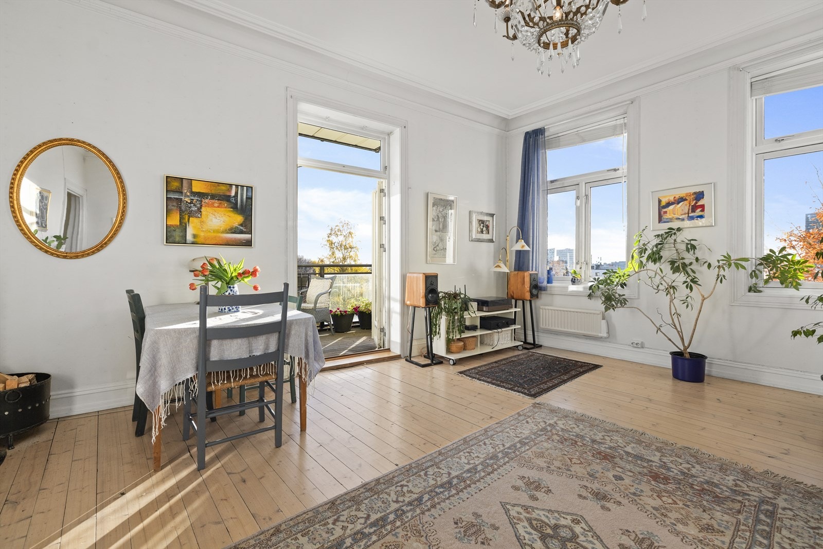 De store vindusflatene sørger for naturlig lys og gir deg en god romfølelse. Galleribilde