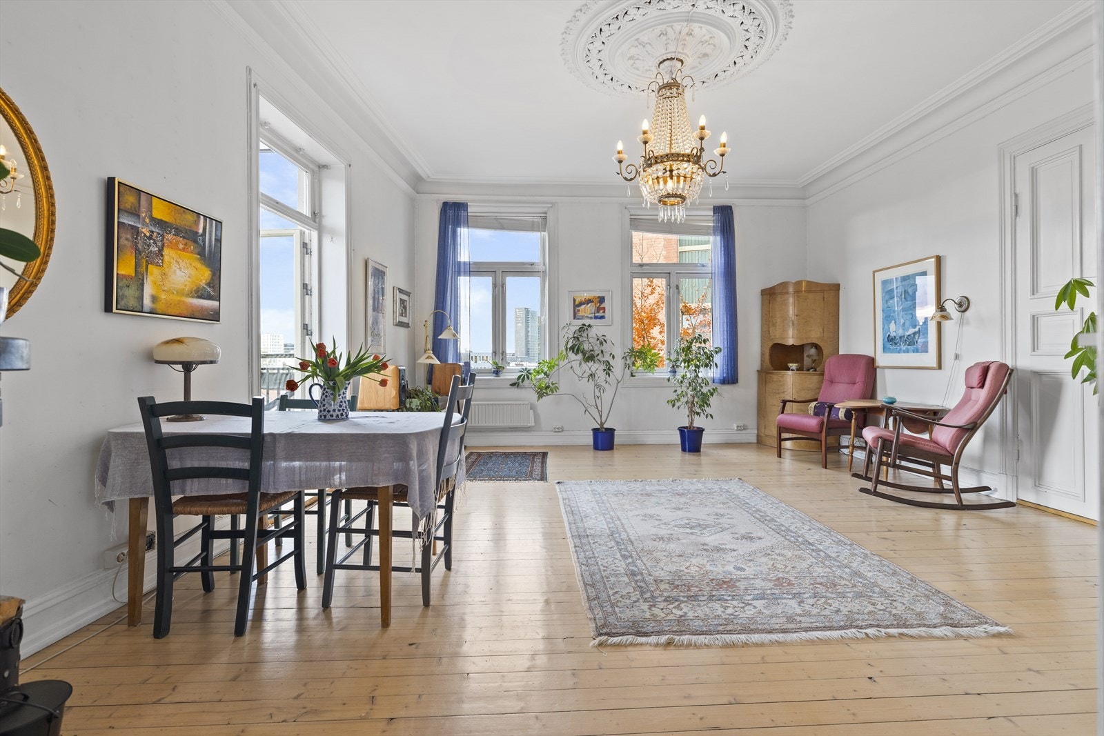 Spisebords gruppen finner sin naturlige plass i rommet, og man kan enkelt invitere venner og familie til middag. Galleribilde