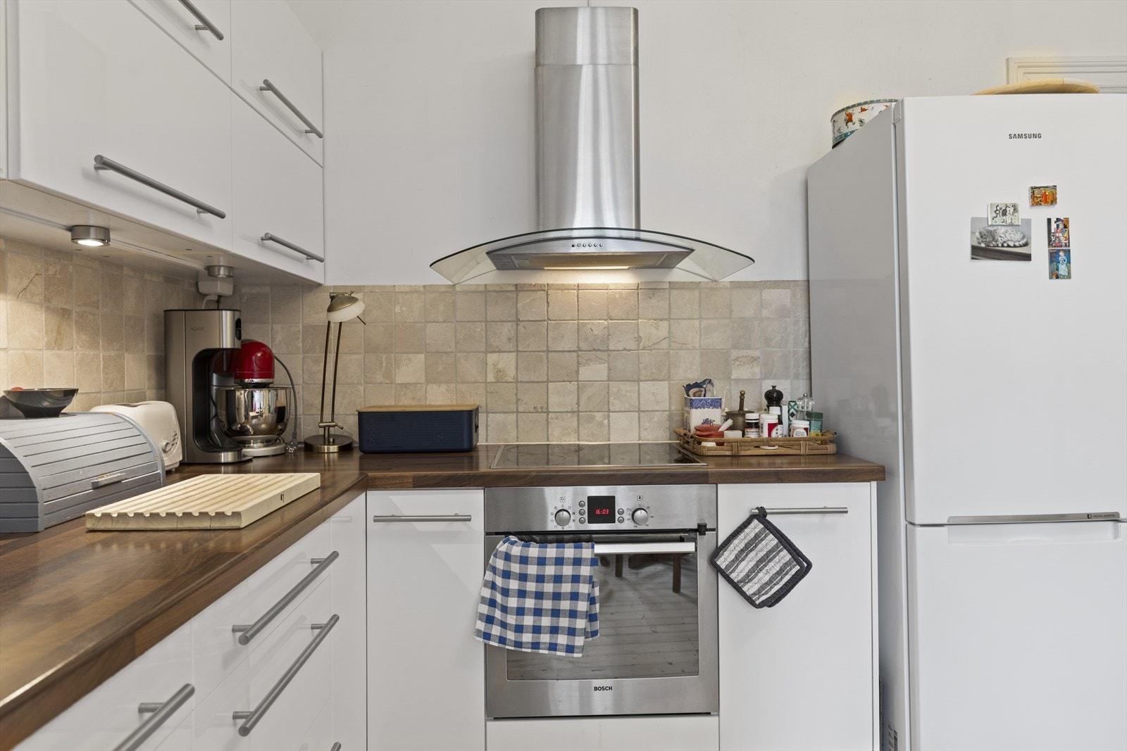 Kjøkkeninnredning fra Ikea i 2006. Hvitevarene medfølger salget. Galleribilde