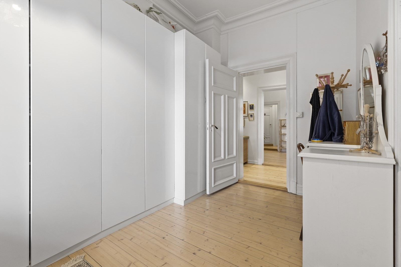 Digert garderobeskap som medfølger salget. Galleribilde